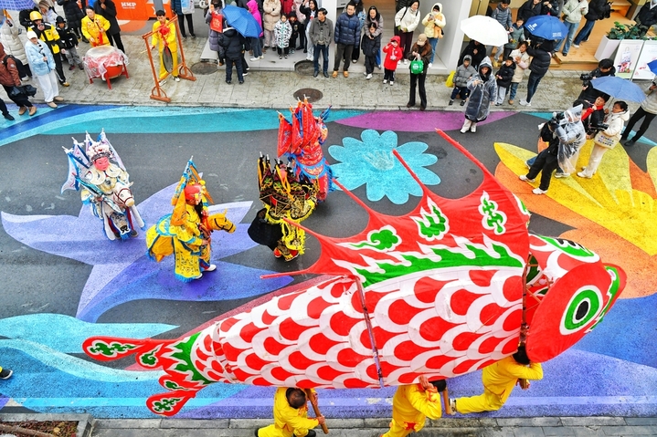  2026年1月25日，安徽省“我们的节日——欢欢喜喜过大年”2026春节主题文旅活动在合肥市蜀山区新粮仓街区举行。图为池州傩舞和黄山鱼灯演出现场。