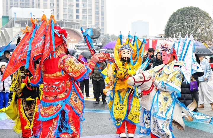  2026年1月25日，安徽省“我们的节日——欢欢喜喜过大年”2026春节主题文旅活动在合肥市蜀山区新粮仓街区举行。图为池州傩舞演出现场。来源：IC photo