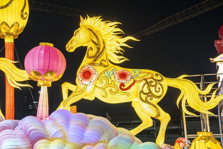2026年1月8日，南京夫子庙景区马年花灯吸引眼球。
