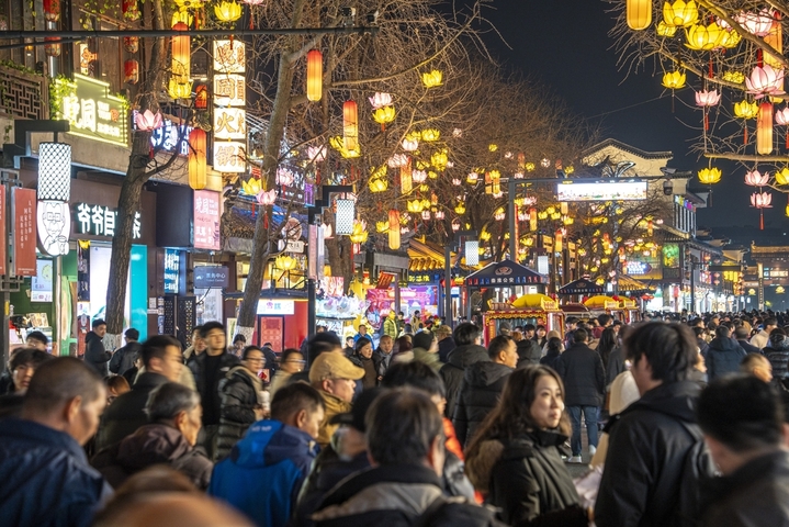 2026年1月8日，南京夫子庙景区马年花灯吸引眼球。