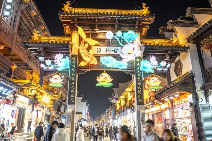 2026年1月8日，南京夫子庙景区马年花灯吸引眼球。