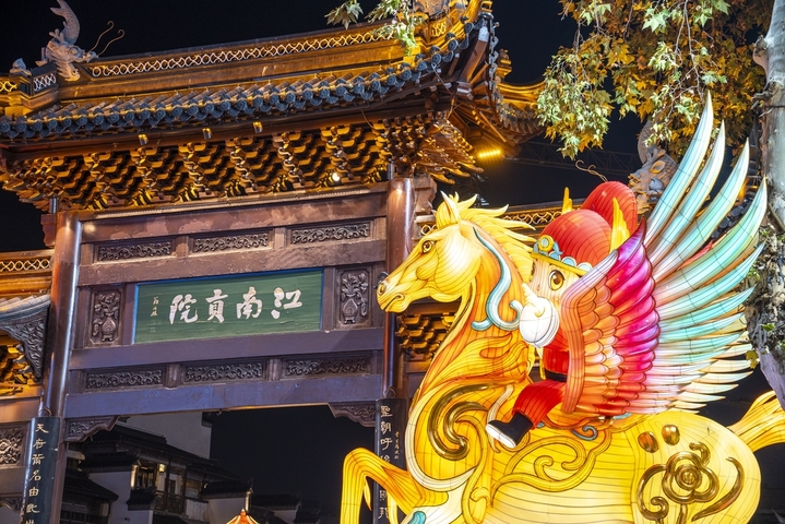 2026年1月8日，南京夫子庙景区马年花灯吸引眼球。