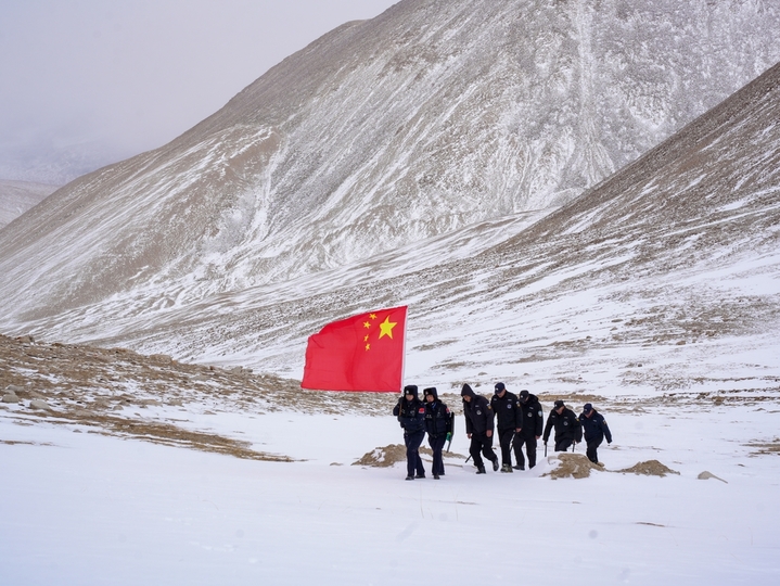 2026年1月28日，新疆喀什地区，巡逻队员在海拔4000米边境前沿开展踏雪巡边。

