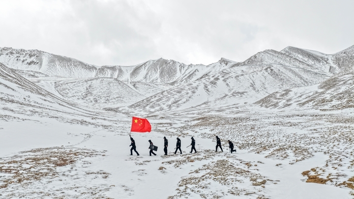 2026年1月28日，新疆喀什地区，巡逻队员在海拔4000米边境前沿开展踏雪巡边。

