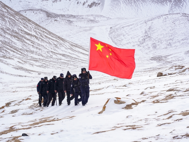 2026年1月28日，新疆喀什地区，巡逻队员在海拔4000米边境前沿开展踏雪巡边。

