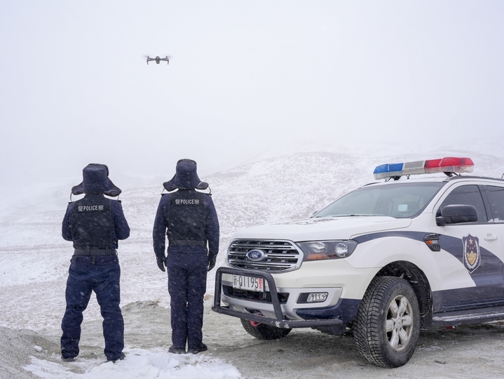 2026年1月28日，新疆喀什边境管理支队科克牙尔边境派出所开展边境地区冬季行动。期间，巡逻队员前往海拔4000米边境前沿重点对降雪后重要山口、要道开展巡逻踏查工作，并利用无人机开展定点巡查，及时掌握边境前沿动态，确保边境前沿的平安稳定。来源：李展朋/IC photo

