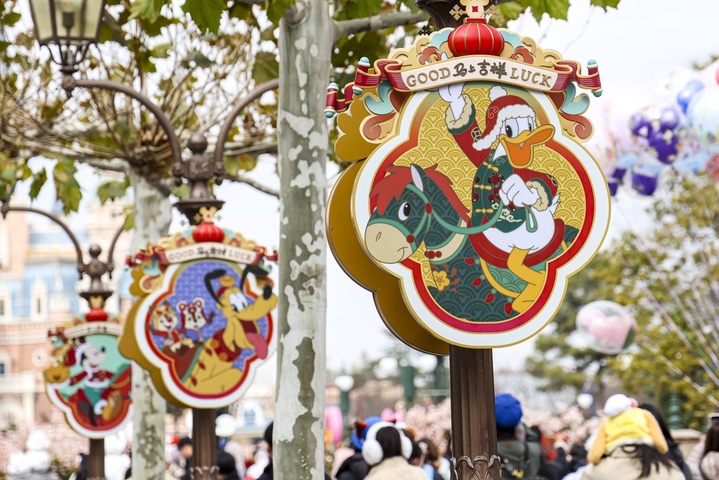 2026年1月28日，上海迪士尼乐园，新春主题灯饰。
