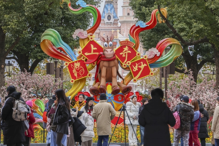 2026年1月28日，上海迪士尼进入新春模式。当日，来自《玩具总动员》的迪士尼朋友小马红心首次亮相，吸引不少游客前来围观。 乐园内布满以马为主题的节庆装饰，米奇大街和奇想花园等地标区域悬挂特色灯笼与装置，迪士尼朋友们也都换上了节日盛装，营造浓浓年味。同时，小马红心形象也融入了“十二朋友园”生肖壁画，传递新春祝福。来源：一白/IC photo
