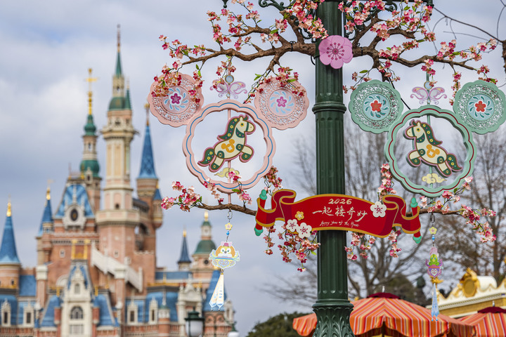 2026年1月28日，上海迪士尼乐园，新春主题灯饰。