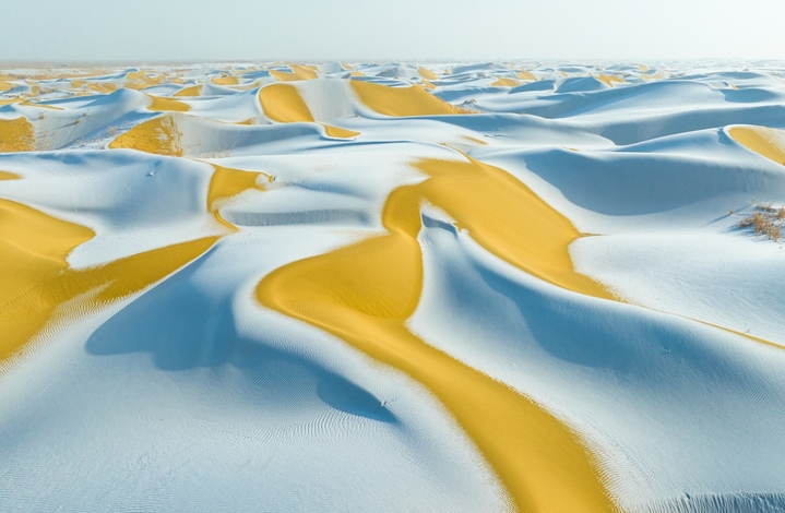 2026年1月29日，新疆巴音郭楞蒙古自治州尉犁县塔克拉玛干沙漠边缘迎来降雪天气，沙漠在皑皑白雪的映衬下，唯美壮观。
