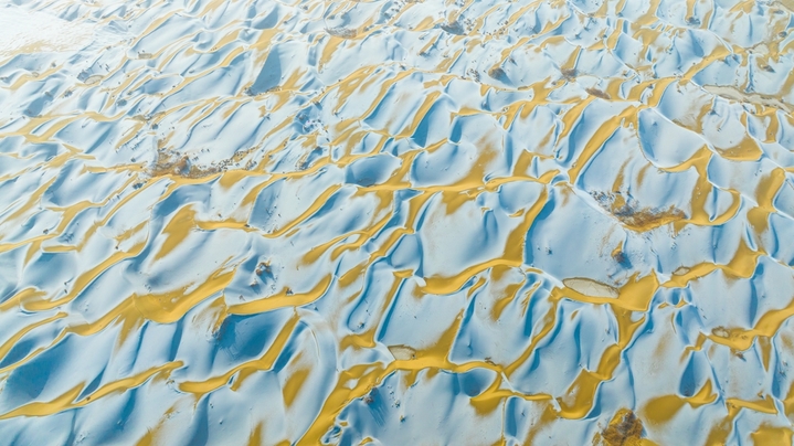 2026年1月29日，新疆巴音郭楞蒙古自治州尉犁县塔克拉玛干沙漠边缘迎来降雪天气，沙漠在皑皑白雪的映衬下，唯美壮观。
