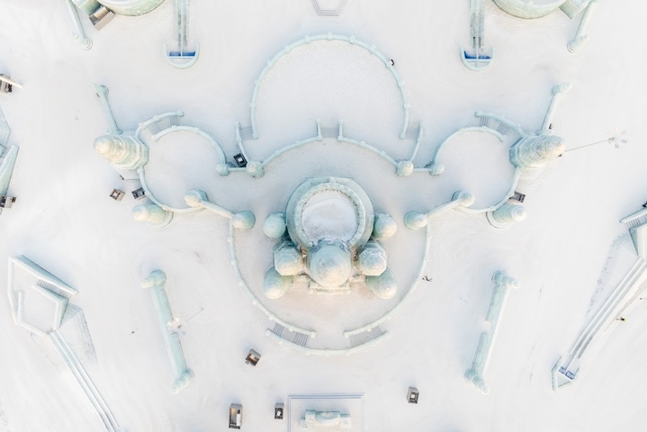 2026年1月6日，哈尔滨冰雪大世界被认定为世界最大冰雪主题乐园，获吉尼斯世界纪录称号。日出时分的冰雪大世界。
