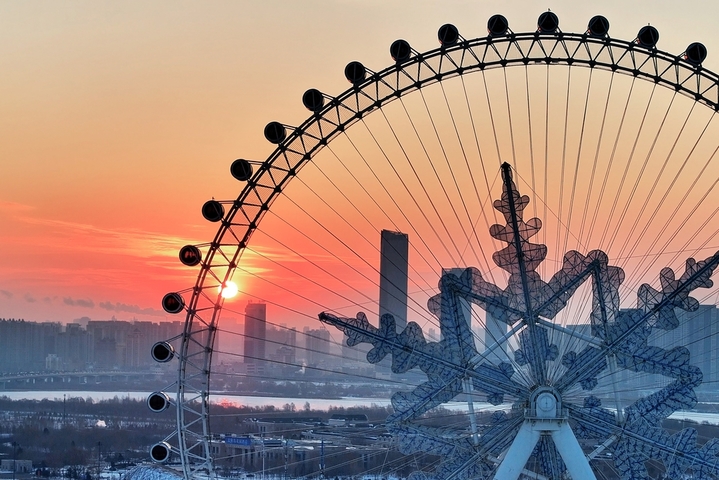 2026年1月6日，哈尔滨冰雪大世界被认定为世界最大冰雪主题乐园，获吉尼斯世界纪录称号。日出时分的冰雪大世界。高江鸟/IC photo
