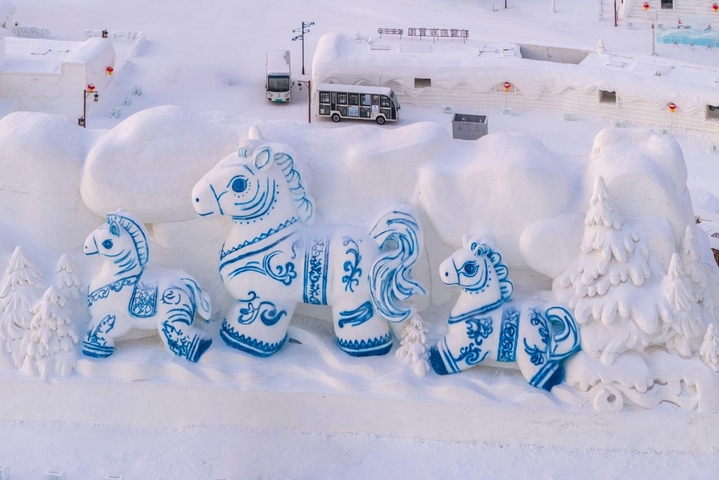 2026年1月6日，哈尔滨冰雪大世界被认定为世界最大冰雪主题乐园，获吉尼斯世界纪录称号。日出时分的冰雪大世界。
