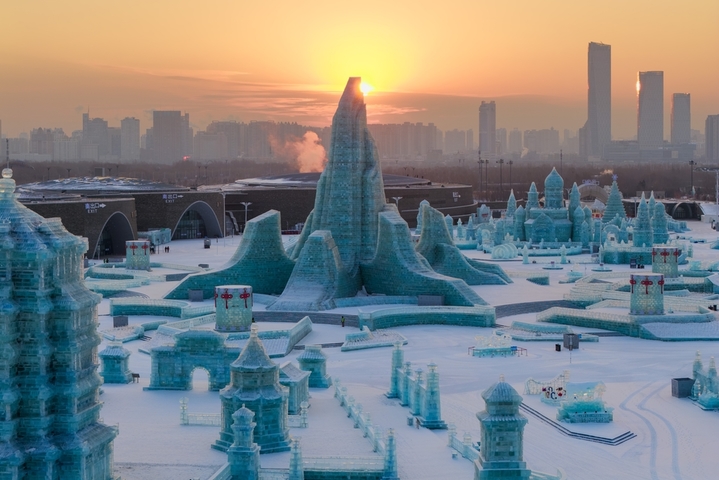 2026年1月6日，哈尔滨冰雪大世界被认定为世界最大冰雪主题乐园，获吉尼斯世界纪录称号。日出时分的冰雪大世界。
