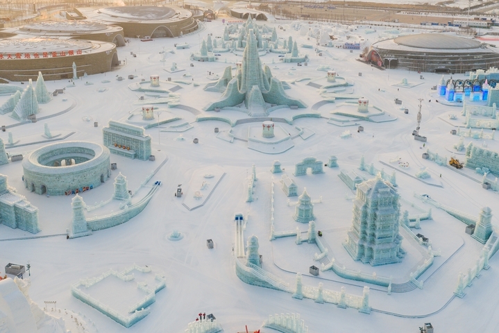 2026年1月6日，哈尔滨冰雪大世界被认定为世界最大冰雪主题乐园，获吉尼斯世界纪录称号。日出时分的冰雪大世界。
