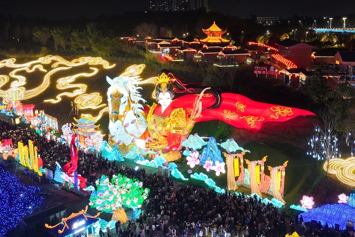 2月2日，四川自贡，在第32届自贡国际恐龙灯会，航拍以《木兰从军》为蓝本打造的180米长“木兰传奇”灯组。本届自贡国际恐龙灯会凭借独特的恐龙文化IP与非遗灯艺魅力，吸引大批游客前往。（无人机照片）