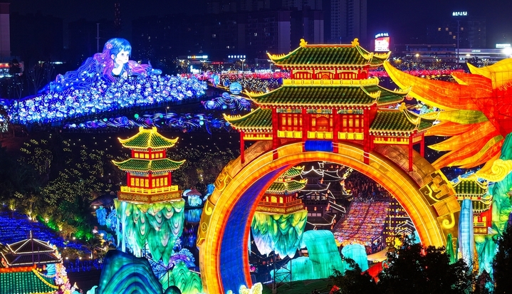 2月2日，四川自贡，在第32届自贡国际恐龙灯会，航拍以《木兰从军》为蓝本打造的180米长“木兰传奇”灯组。本届自贡国际恐龙灯会凭借独特的恐龙文化IP与非遗灯艺魅力，吸引大批游客前往。（无人机照片）