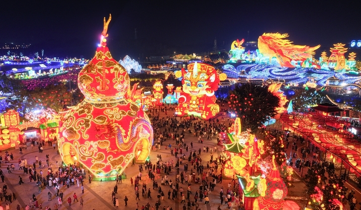 2月2日，四川自贡，在第32届自贡国际恐龙灯会，航拍以《木兰从军》为蓝本打造的180米长“木兰传奇”灯组。本届自贡国际恐龙灯会凭借独特的恐龙文化IP与非遗灯艺魅力，吸引大批游客前往。（无人机照片）