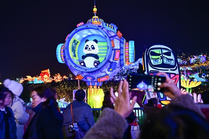 2月2日，四川自贡，在第32届自贡国际恐龙灯会，航拍以《木兰从军》为蓝本打造的180米长“木兰传奇”灯组。本届自贡国际恐龙灯会凭借独特的恐龙文化IP与非遗灯艺魅力，吸引大批游客前往。（无人机照片）