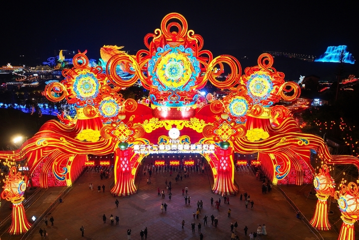 2月2日，四川自贡，在第32届自贡国际恐龙灯会，航拍以《木兰从军》为蓝本打造的180米长“木兰传奇”灯组。本届自贡国际恐龙灯会凭借独特的恐龙文化IP与非遗灯艺魅力，吸引大批游客前往。（无人机照片）刘忠俊(四川分社)/中新社/cnsphoto/IC photo