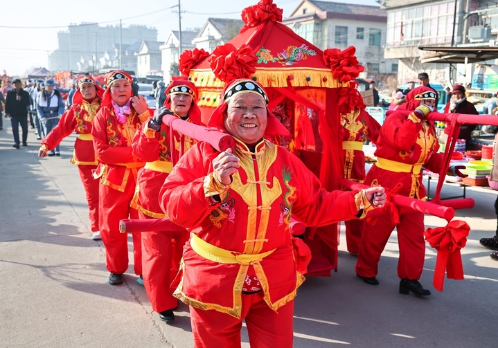 2026年2月2日，在江苏省连云港市赣榆区墩尚镇乡村大集上,民间艺人正在进行抬花轿表演。