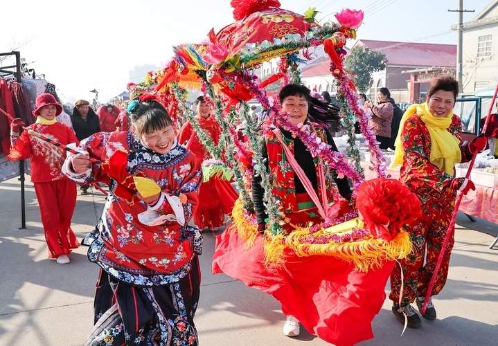 2026年2月2日，在江苏省连云港市赣榆区墩尚镇乡村大集上,民间艺人正在进行花船表演。IC photo