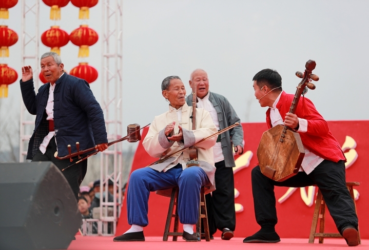 近日，陕西省华阴市“老腔新调 水润城河”村晚舞台上，老腔艺人表演《关中古歌》。 
