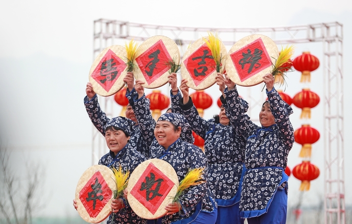 近日，陕西省华阴市“老腔新调 水润城河”村晚舞台上，南桥社区村民表演舞蹈《农民最伟大》。

