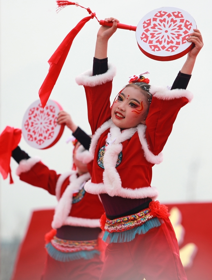 近日，陕西省华阴市“老腔新调 水润城河”村晚舞台上，华福园社区的孩子们表演舞蹈《欢乐未来》。
