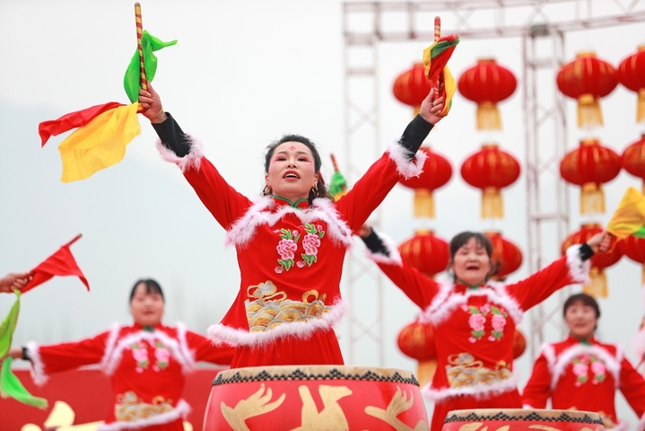 近日，陕西省华阴市“老腔新调 水润城河”村晚舞台上，城河村村民表演锣鼓《红红火火总是年》。

