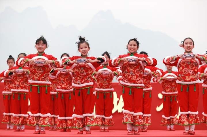 近日，陕西省华阴市“老腔新调 水润城河”村晚舞台上，杜峪河社区的孩子们表演舞蹈《咥面咧》。
