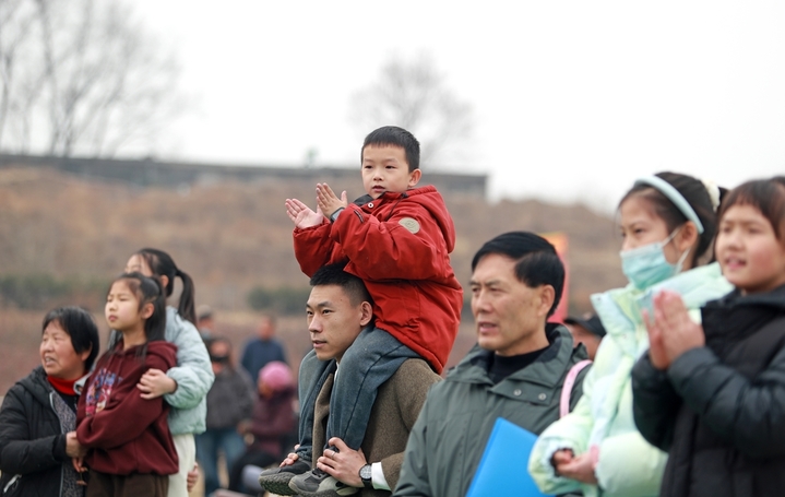 近日，陕西省华阴市“老腔新调 水润城河”村晚活动现场，小朋友为精彩的节目鼓掌。 来源：崔正博/IC photo


