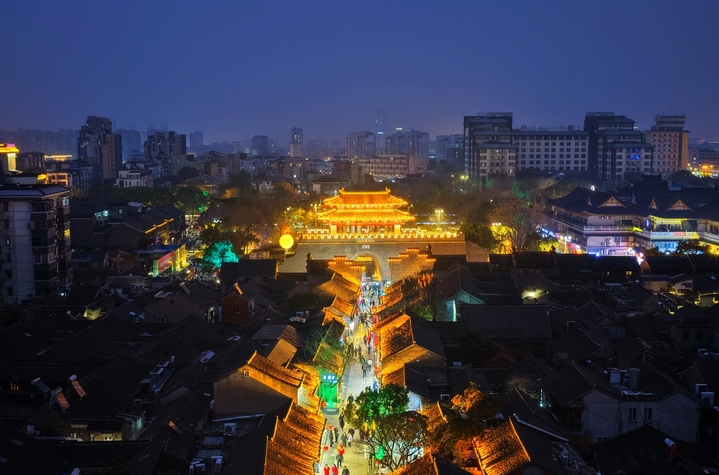 近日，游客在江苏省扬州市东关街上游玩。
