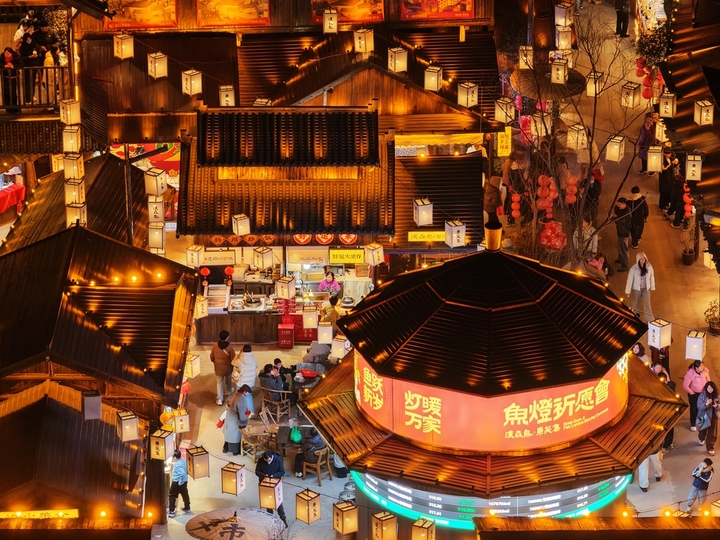 近日，游客在江苏省扬州市东关街上游玩。
