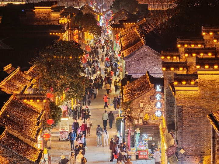 近日，游客在江苏省扬州市东关街上游玩。
