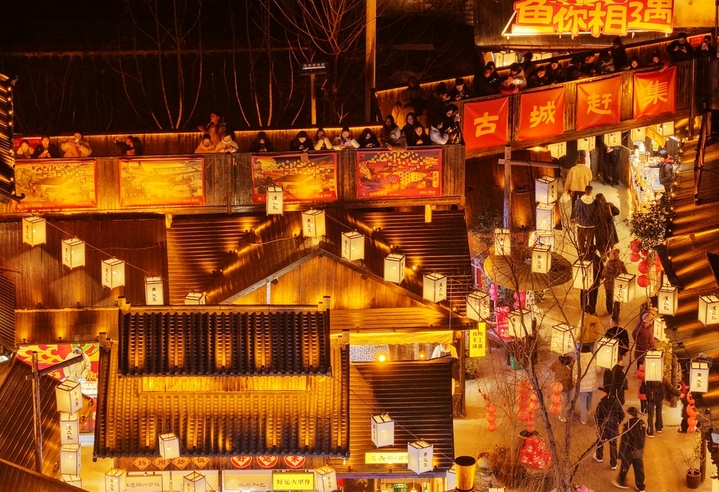 近日，游客在江苏省扬州市东关街上游玩。来源：孟德龙/IC photo
