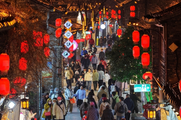 近日，游客在江苏省扬州市东关街上游玩。
