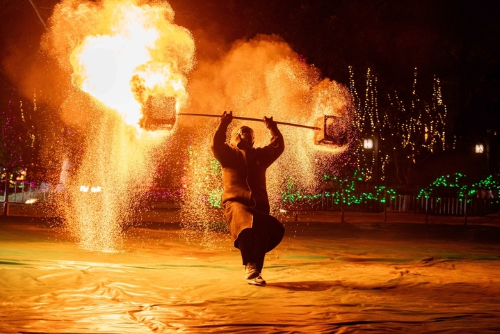 2026年2月6日晚，演员在江苏省泰州市望海楼风景区进行非遗火壶表演。
