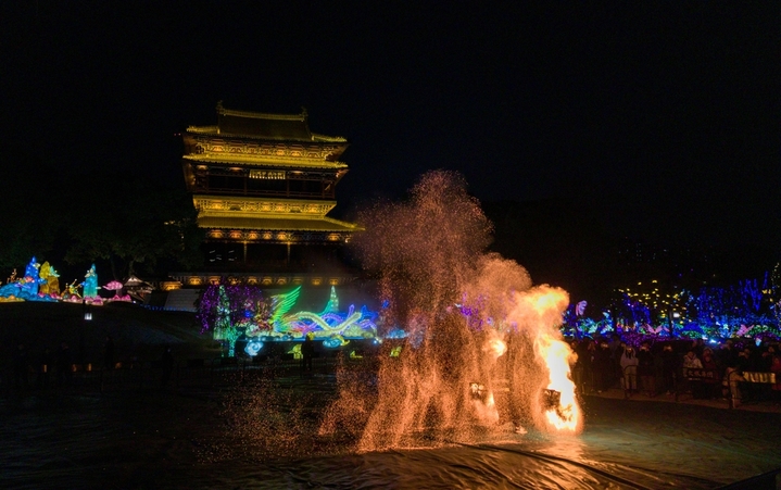 2026年2月6日晚，演员在江苏省泰州市望海楼风景区进行非遗火壶表演。