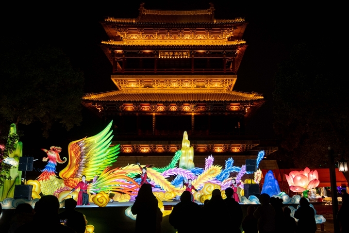 2026年2月6日晚，游客在江苏省泰州市望海楼风景观看舞剑表演。
