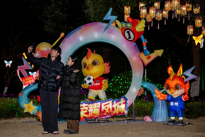 2026年2月6日晚，游客在江苏省泰州市望海楼风景区拍照。来源：杨玉岗/IC photo

