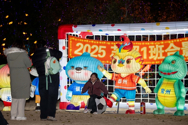 2026年2月6日晚，游客在江苏省泰州市望海楼风景区拍照。
