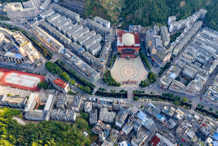 2025年11月21日，广西来宾市金秀瑶族自治县，在群山包围中的县城小巧而不失秀气，成为新晋的康养旅行目的地。
