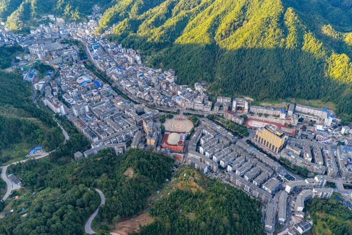 2025年11月21日，广西来宾市金秀瑶族自治县，在群山包围中的县城小巧而不失秀气，成为新晋的康养旅行目的地。
