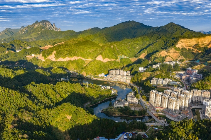 2025年11月21日，广西来宾市金秀瑶族自治县，在群山包围中的县城小巧而不失秀气，成为新晋的康养旅行目的地。
