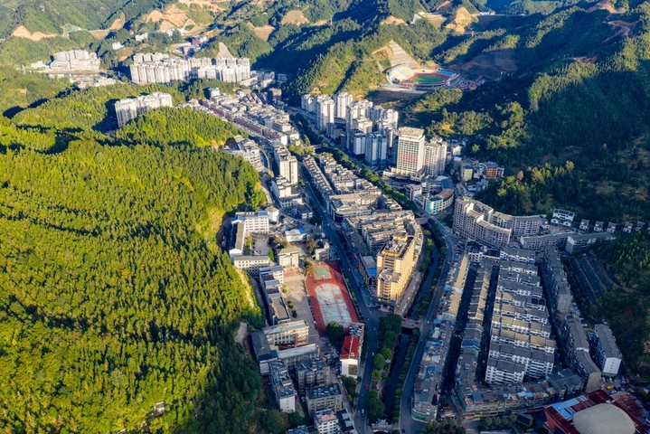 2025年11月21日，广西来宾市金秀瑶族自治县，在群山包围中的县城小巧而不失秀气，成为新晋的康养旅行目的地。来源：梁家炬/IC photo

