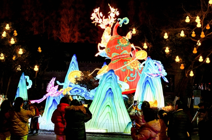 2026年2月12日晚，游客在南京白鹭洲公园赏灯游玩。