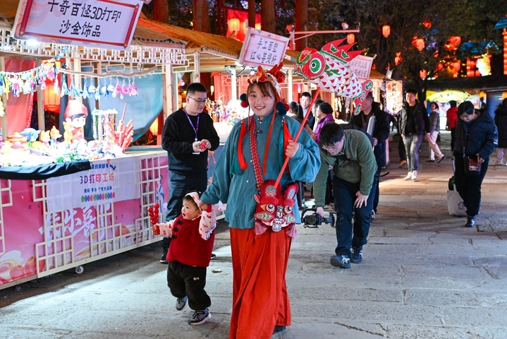 2026年2月12日晚，游客在南京白鹭洲公园赏灯游玩。