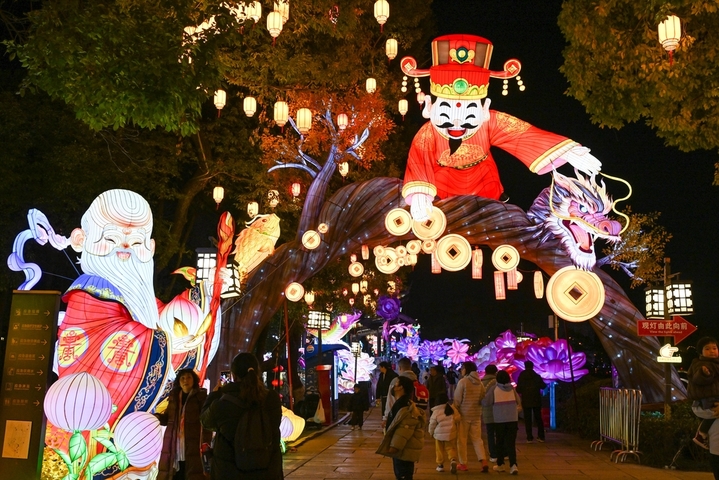 2026年2月12日晚，游客在南京白鹭洲公园赏灯游玩。